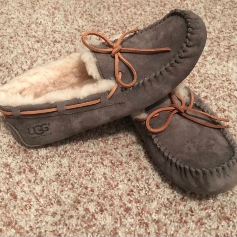 Ugg gray moccasin pewter 9 Dakota